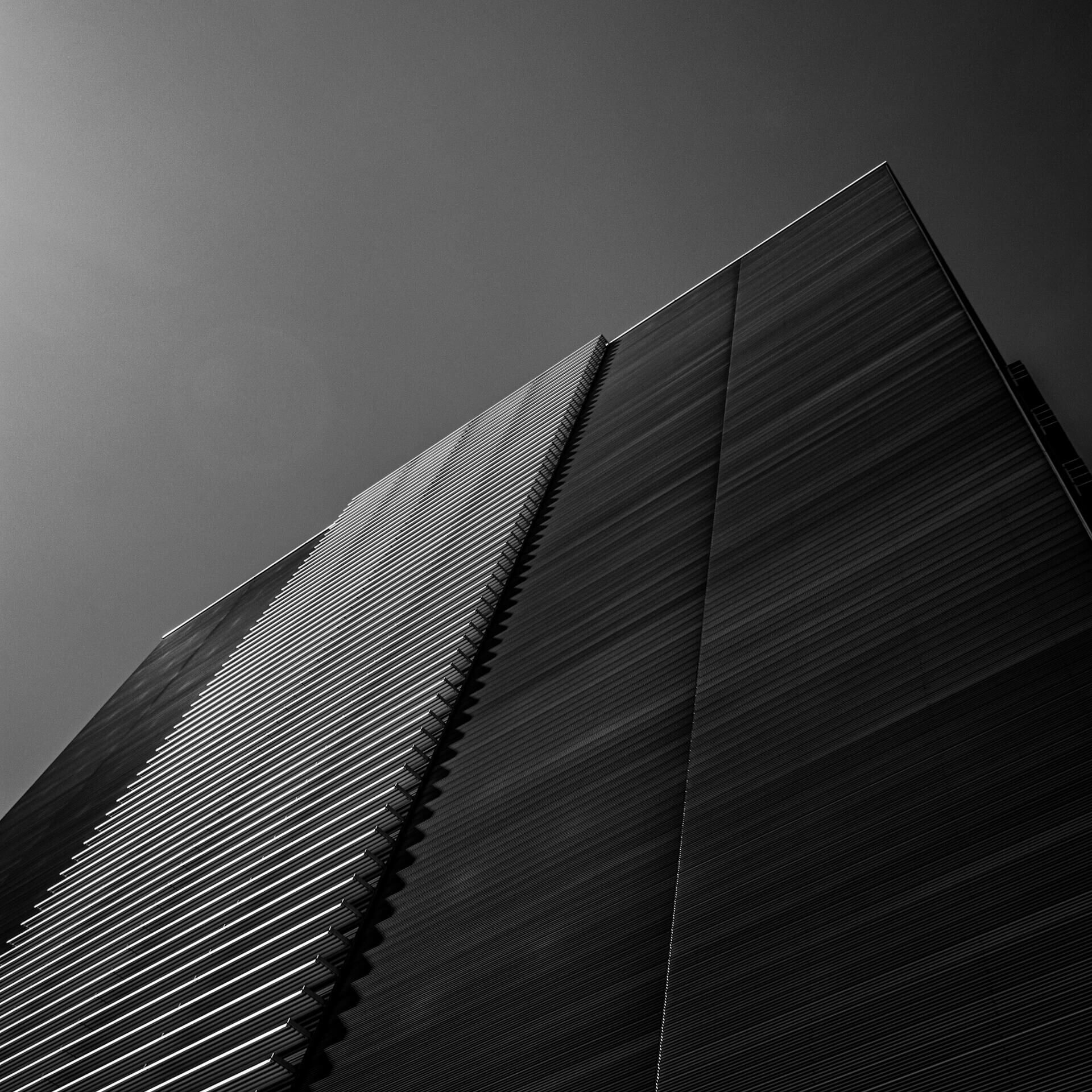 Moderne Architektur mit Farbverlauf im Himmel